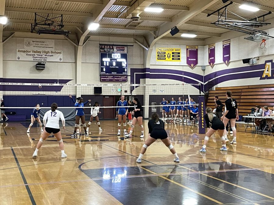 Katie O’Sullivan (‘24), Mackenzie Mapes (‘24) and Zoe Allison (‘24) prepare to receive the serve from their Foothill opponents. 