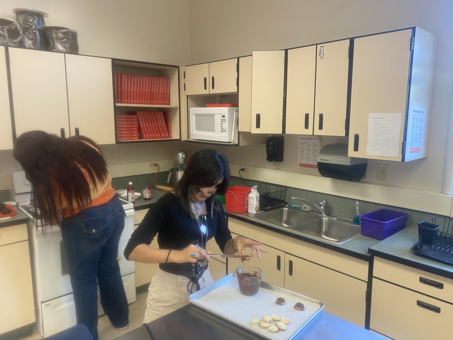Baking and culinary classes compete in cupcake wars