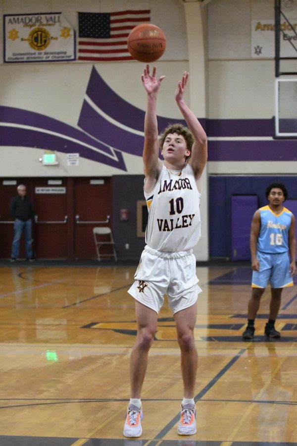 Nate Jetter ('24) releases the ball during a free throw shot.