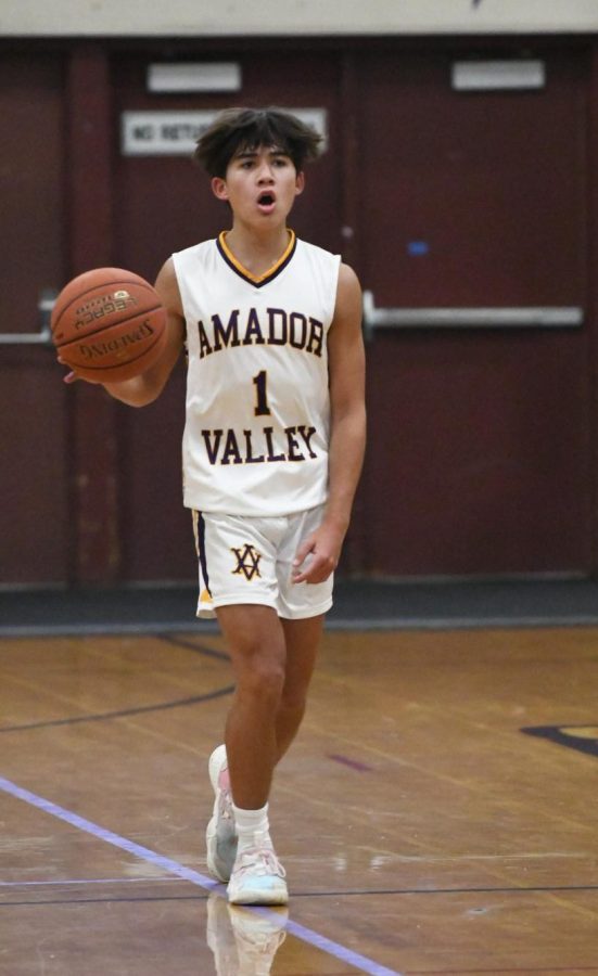 Tyler Cheng ('23) calls for assistance while bringing the ball down the court.