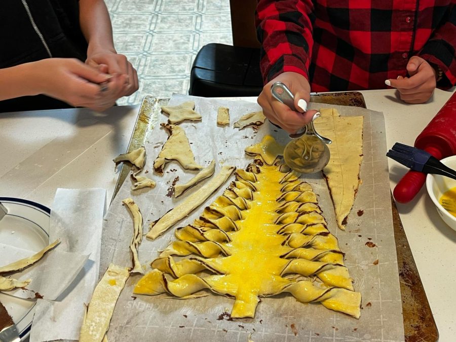 The twists on the tree give dimension to this dessert, making it look more tree like.