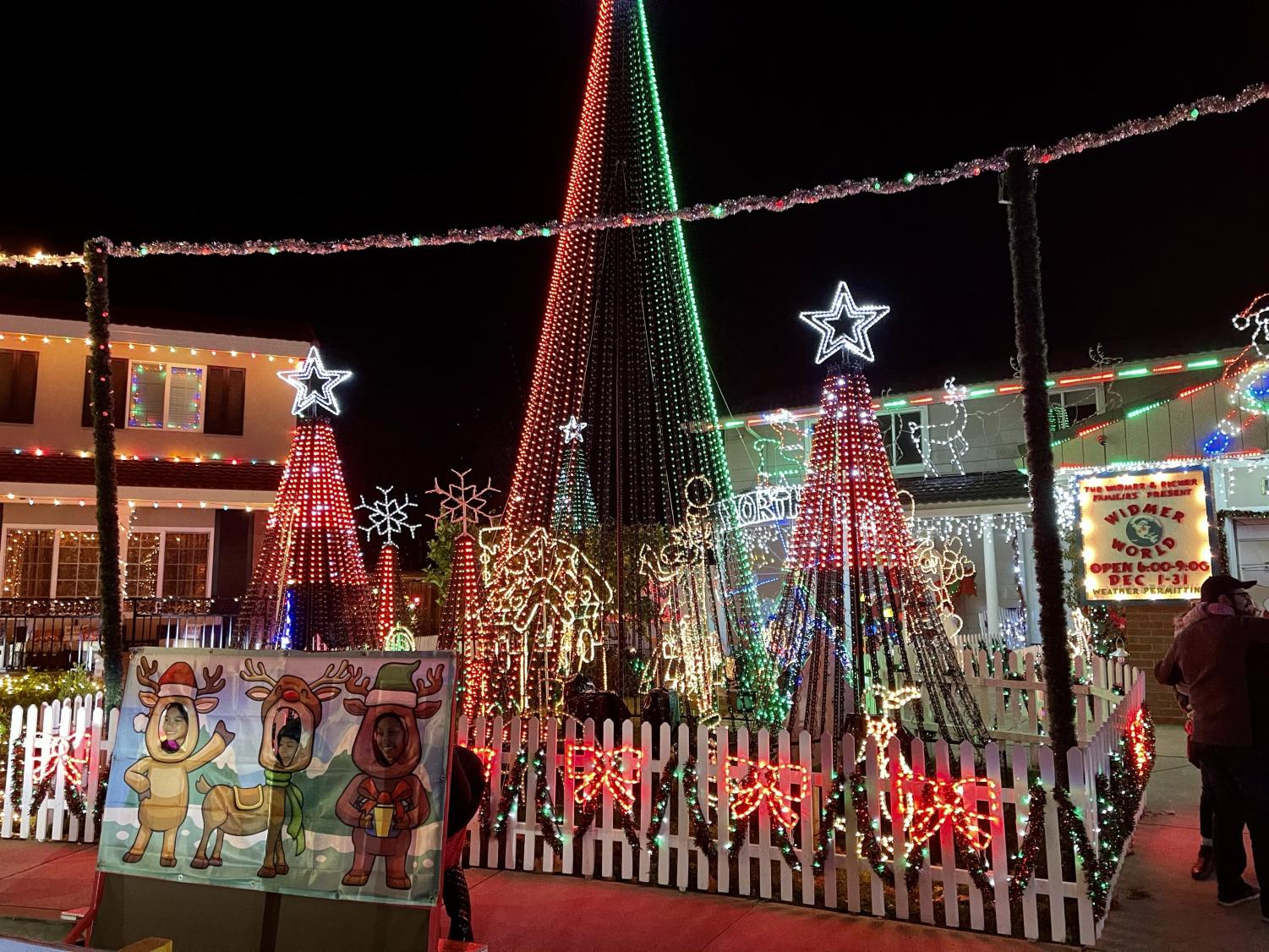 Pleasanton%E2%80%99s+famous+holiday+lights+are+open+to+visitors