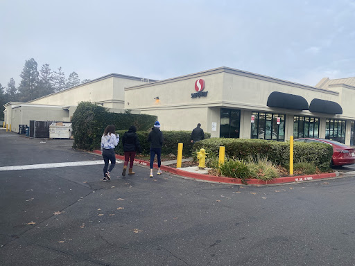 Student walk to Safeway to 
buy ingredients.
