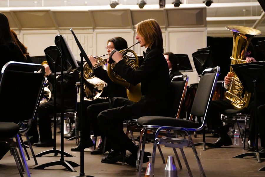 Chloe Brunner (‘23) plays her french horn while listening to the rest of the band.