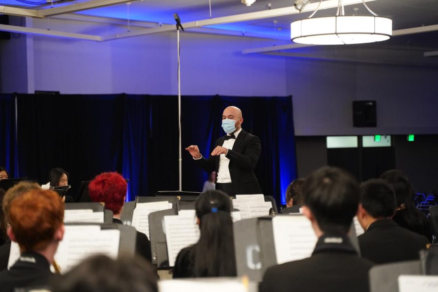 Assistant Band Director Edwin Cordoba conducts Wind 1 at the CASMEC showcase.