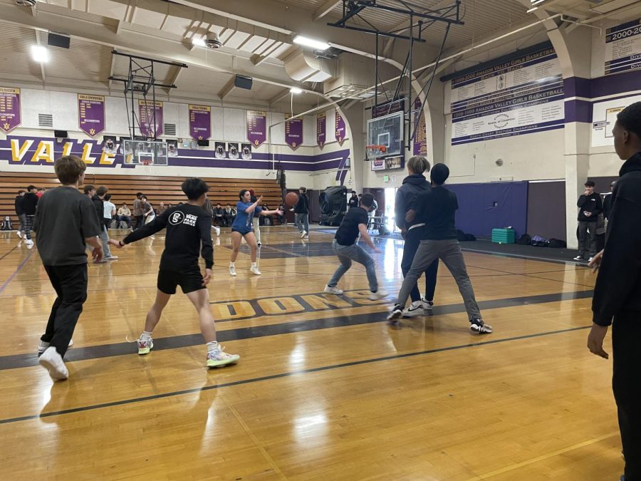 AVHS+students+playing+in+the+first+game+of+March+Madness.