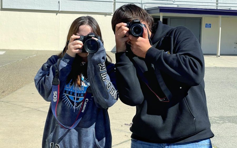 Laurel+Wall+%28%E2%80%9824%29+and+Shane+Soares+%28%E2%80%9825%29+are+one+of+many+student+aspiring+photographers+here+at+Amador.