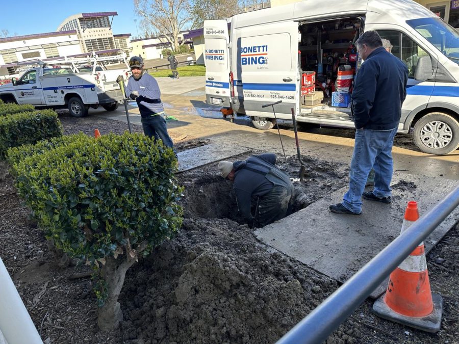 Workers+exploring+the+sinkhole+which+was+an+indicator+of+bigger+problems+with+the+water+line+to+Amador+Valley.+The+sinkhole+was+caused+by+a+broken+pipe+underground+between+the+B+building+and+A+building.