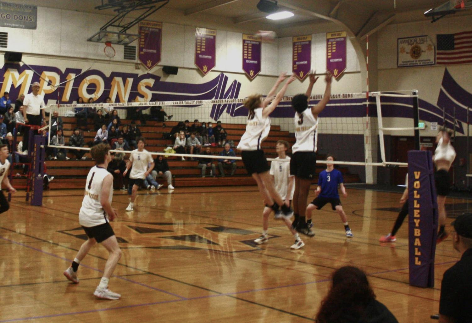 Boys+varsity+volleyball+team+defeats+Foothill+3-1