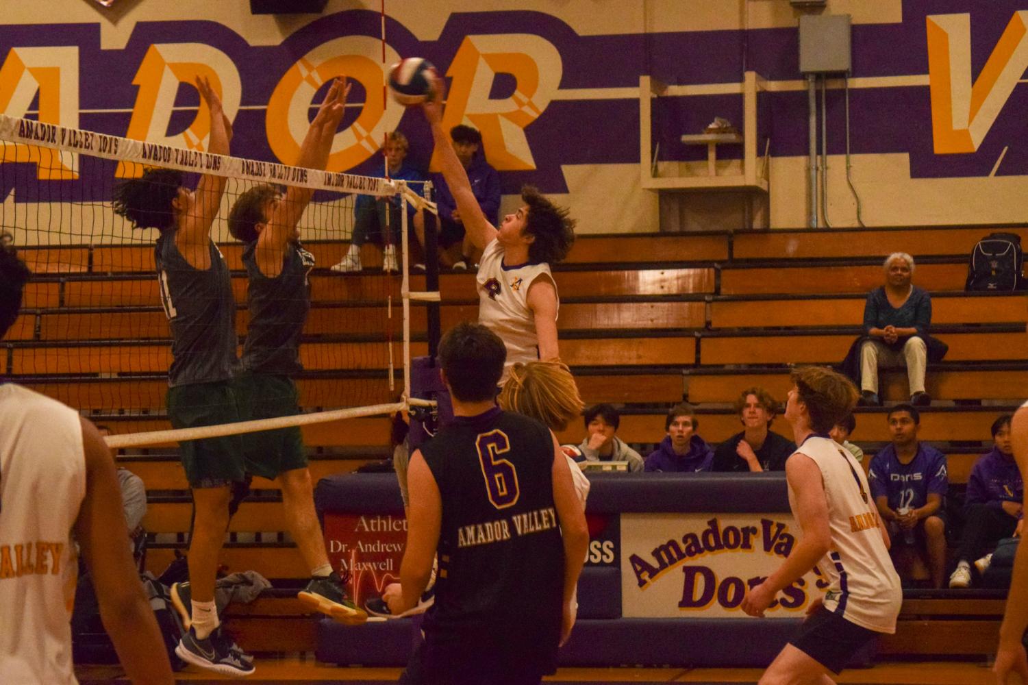 Boys Varsity Volleyball defeats De La Salle 3-0