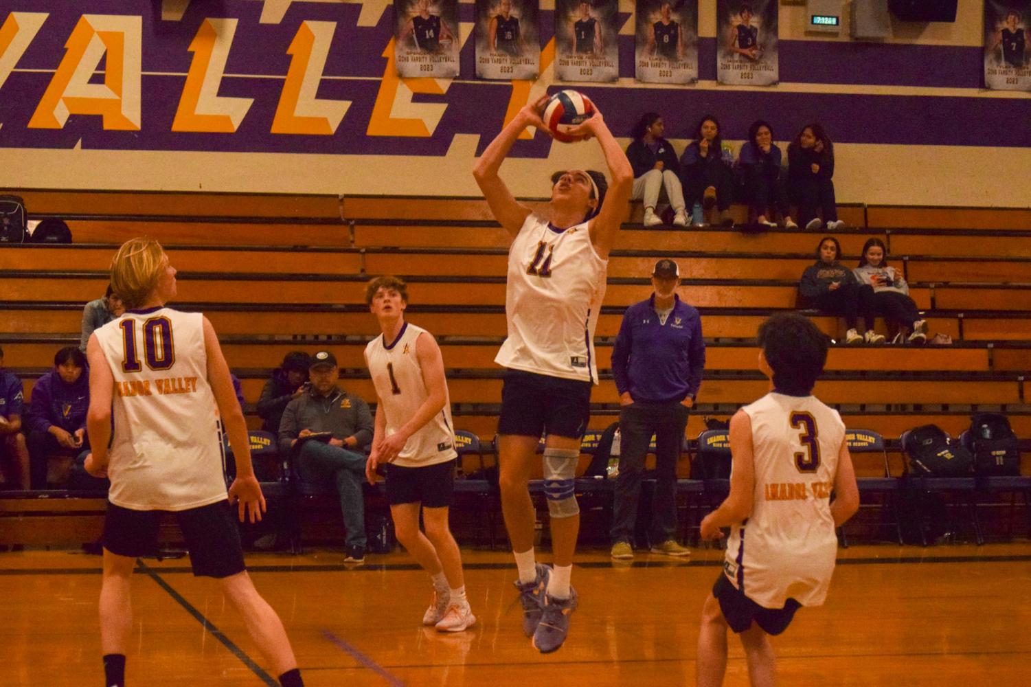 Boys Varsity Volleyball defeats De La Salle 3-0