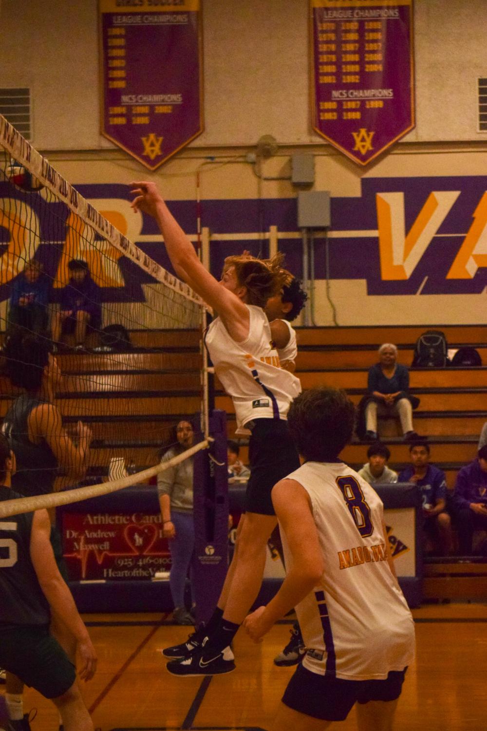 Boys Varsity Volleyball defeats De La Salle 3-0