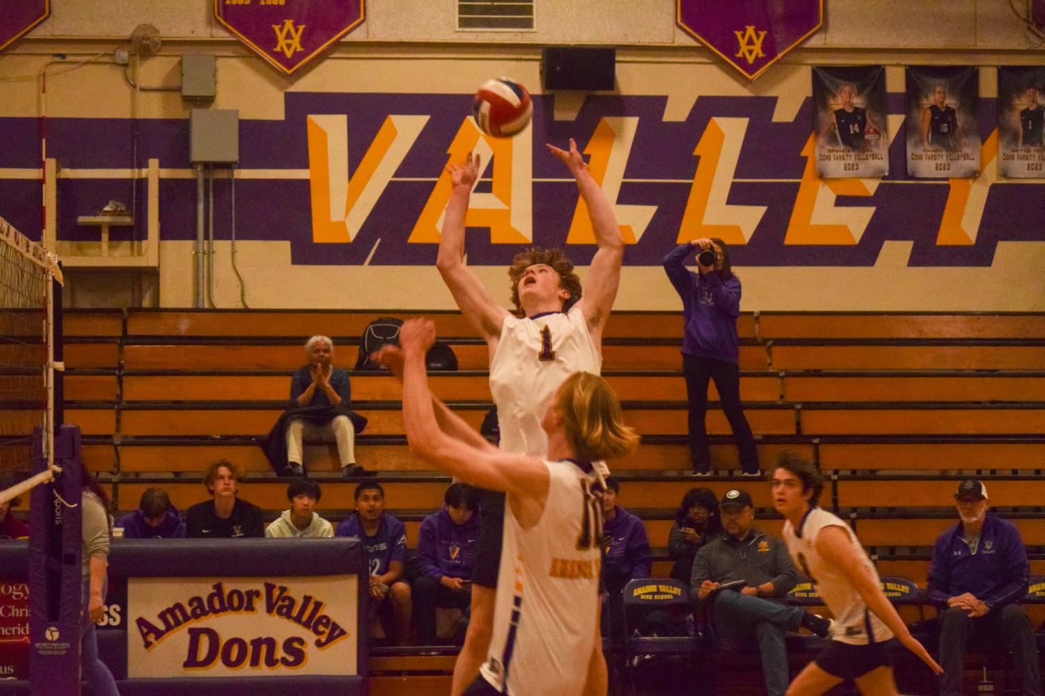 Boys Varsity Volleyball defeats De La Salle 3-0