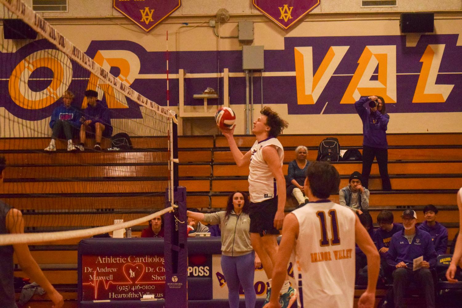 Boys Varsity Volleyball defeats De La Salle 3-0