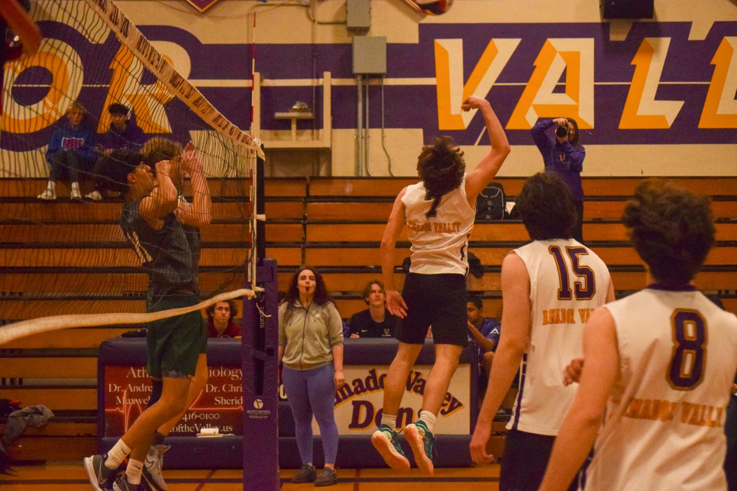 Boys Varsity Volleyball defeats De La Salle 3-0
