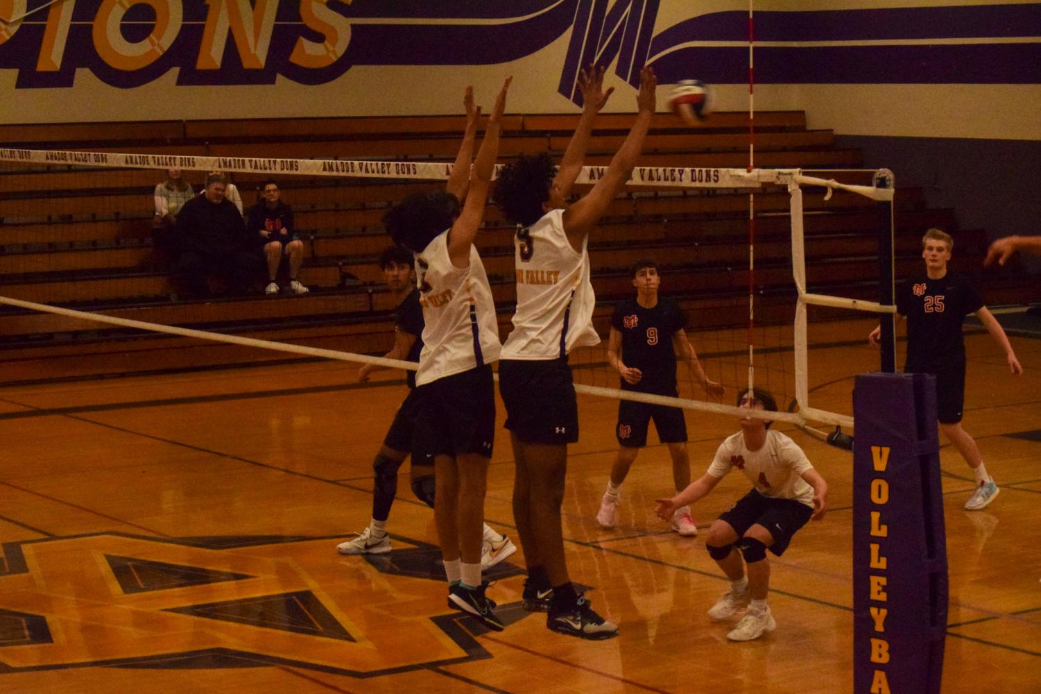 Boys Varsity Volleyball defeats Monte Vista High 3-0