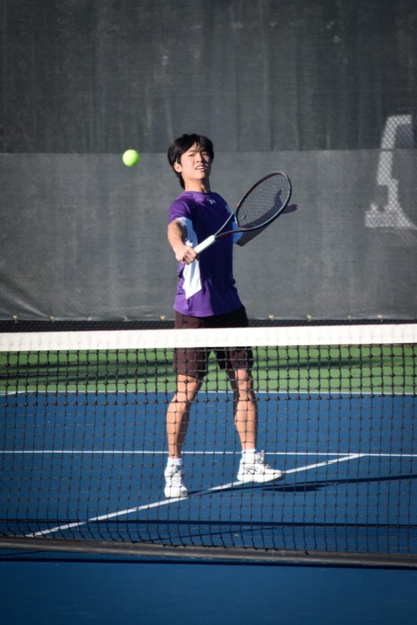 Bryan Park (‘23) watches as he returns a backhand volley.
