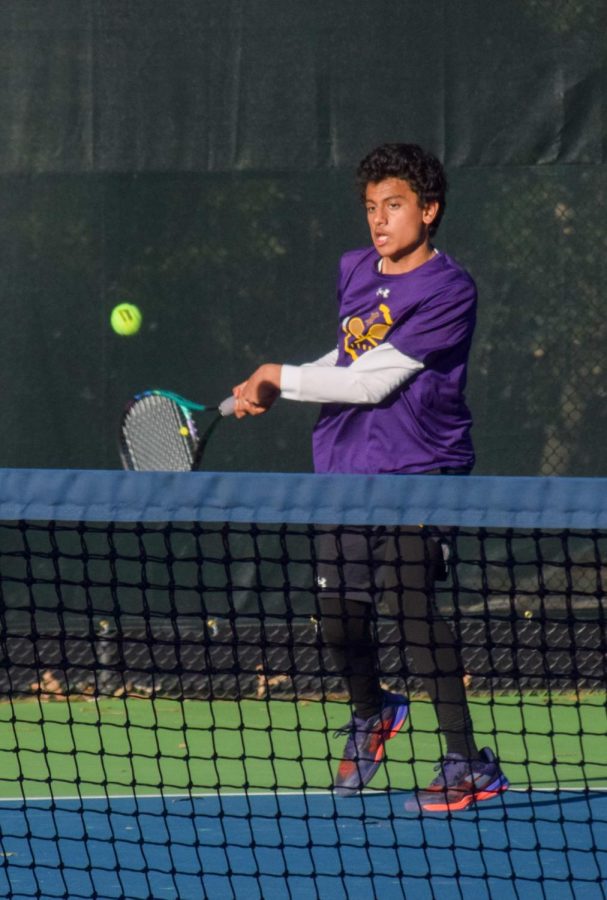 Aaren Sharma (‘24) prepares to hit a forehand.
