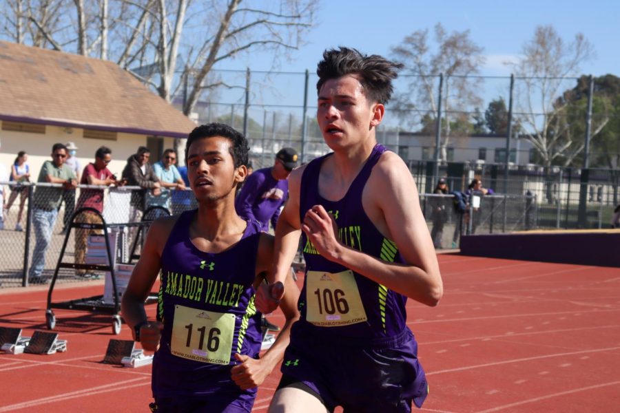 Azim Ilkal (‘24) and Jared Gondkoff (‘24) compete in the one-mile run. 