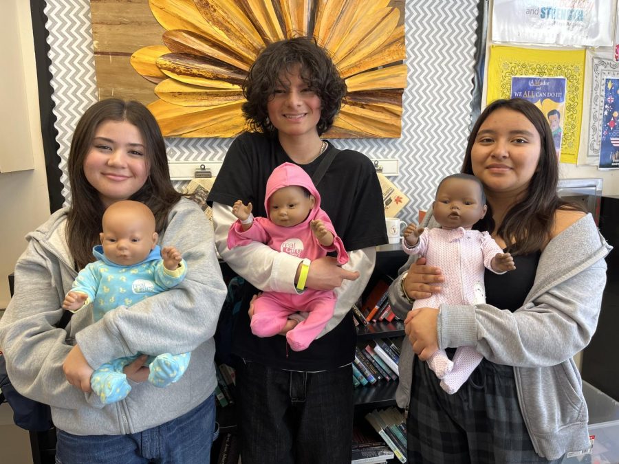 Emma Seshardi(‘24), Carlos Velasco(‘25), Jocelyn Zamora(‘24) display their fake babies before they begin their four day task. 