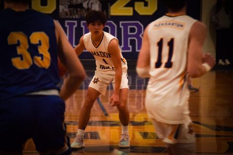 Tyler Cheng (‘23) looks for potential targets to pass the ball to.
