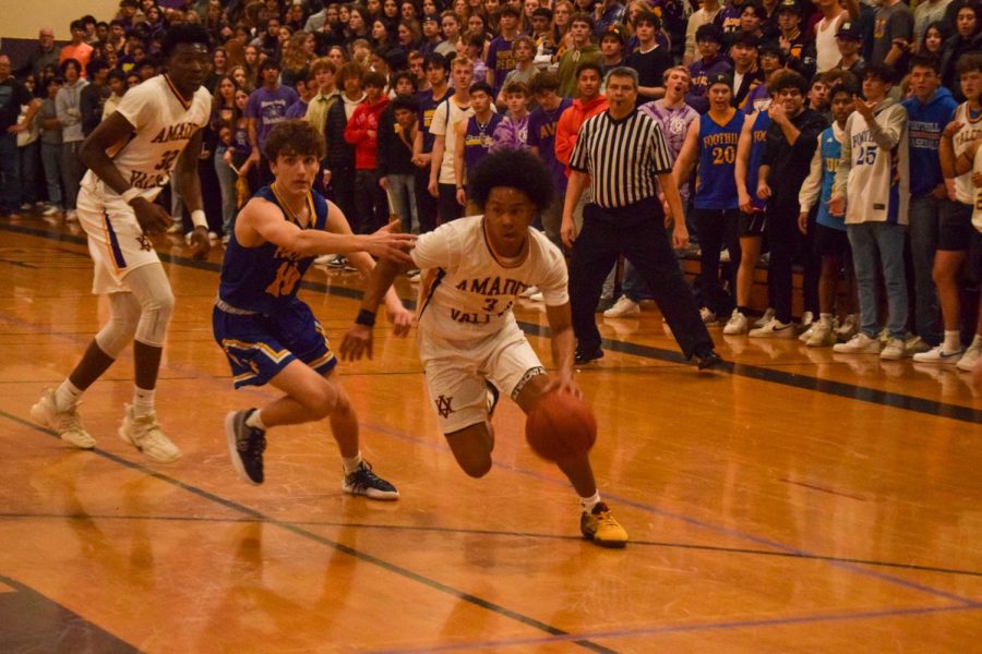 Mateo Jackson (‘23) dribbles past his defender for an easy layup.
