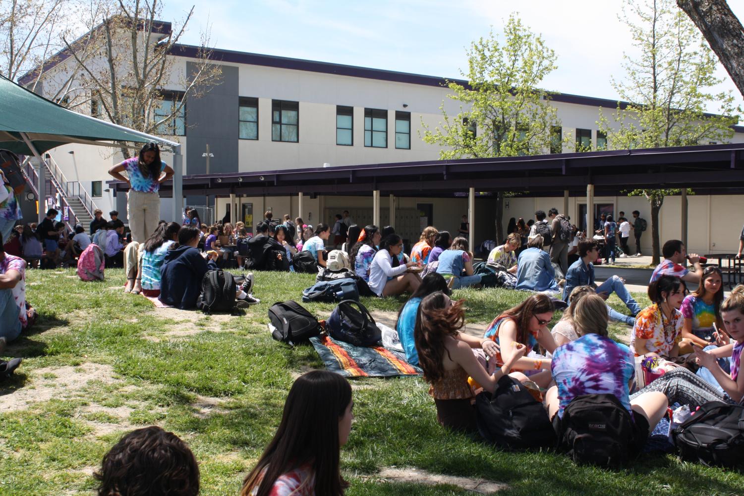 Juniors celebrate Hippie Day during lunch