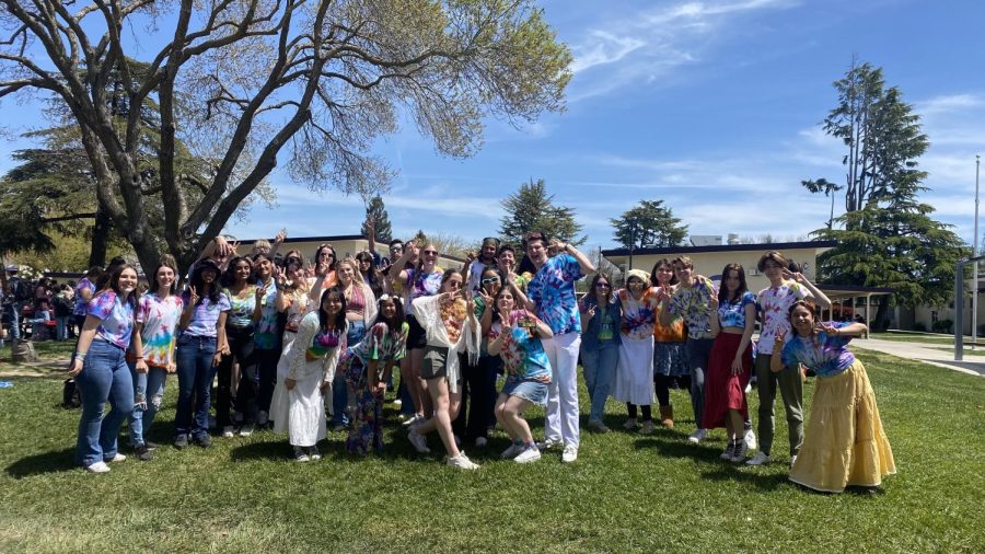 The+junior+class+celebrated+Counterculture+Day+with+music+and+dancing+on+Hippie+Hill+during+lunch+on+Friday%2C+April+21.