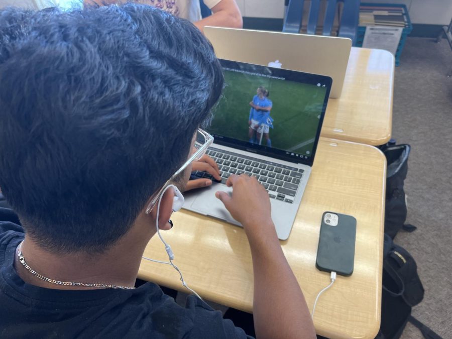 Atheeth Ravikrishnan (‘24) watching Erling Haaland score his record breaking goal.