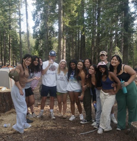 AV seniors stand together for a group picture as they make fun memories before moving onward to their next stage in life (Photo provided by Ritika Ghosh).