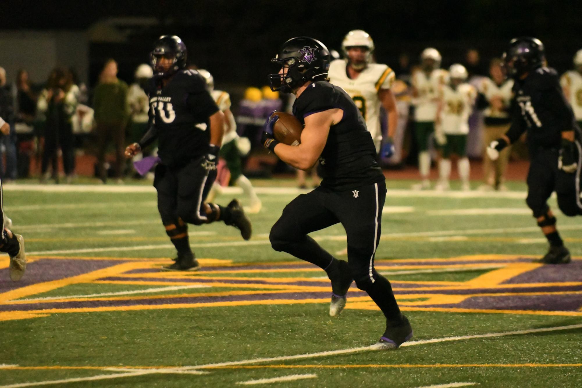 Amador Valley Football defeats Livermore High 42-7 to continue winning streak