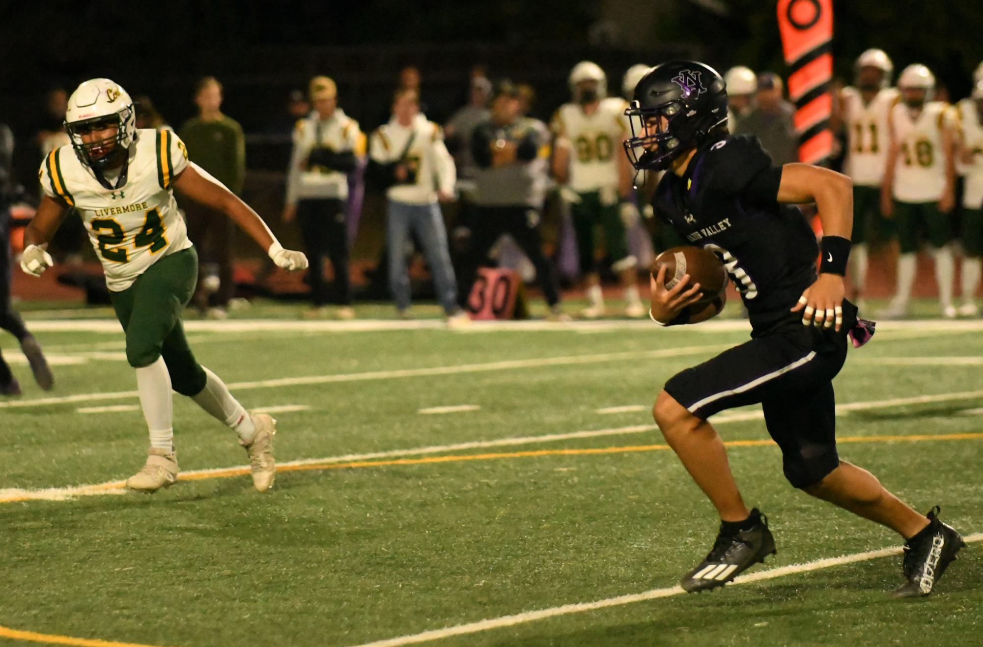 Amador Valley Football defeats Livermore High 42-7 to continue winning streak
