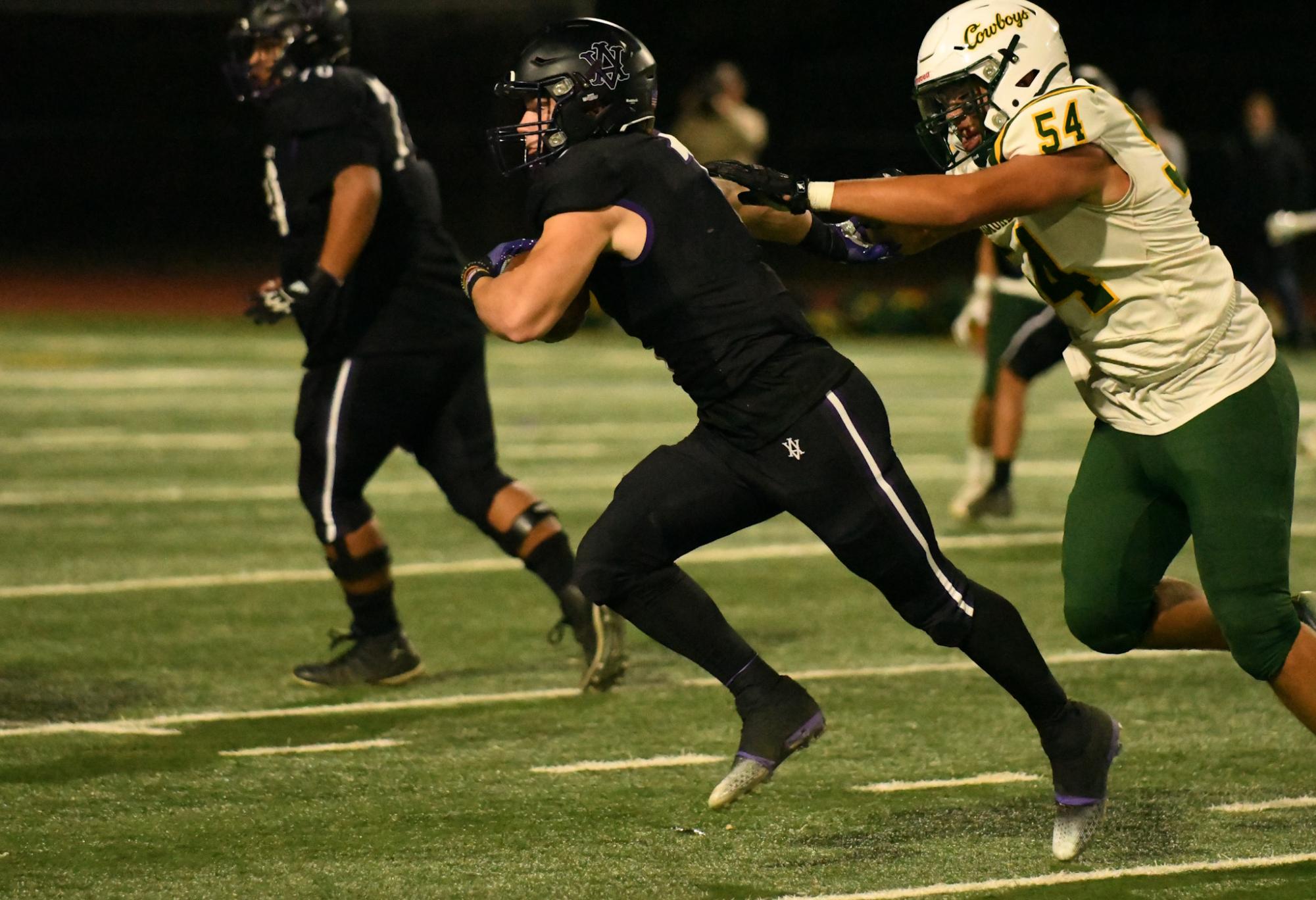 Amador Valley Football defeats Livermore High 42-7 to continue winning streak