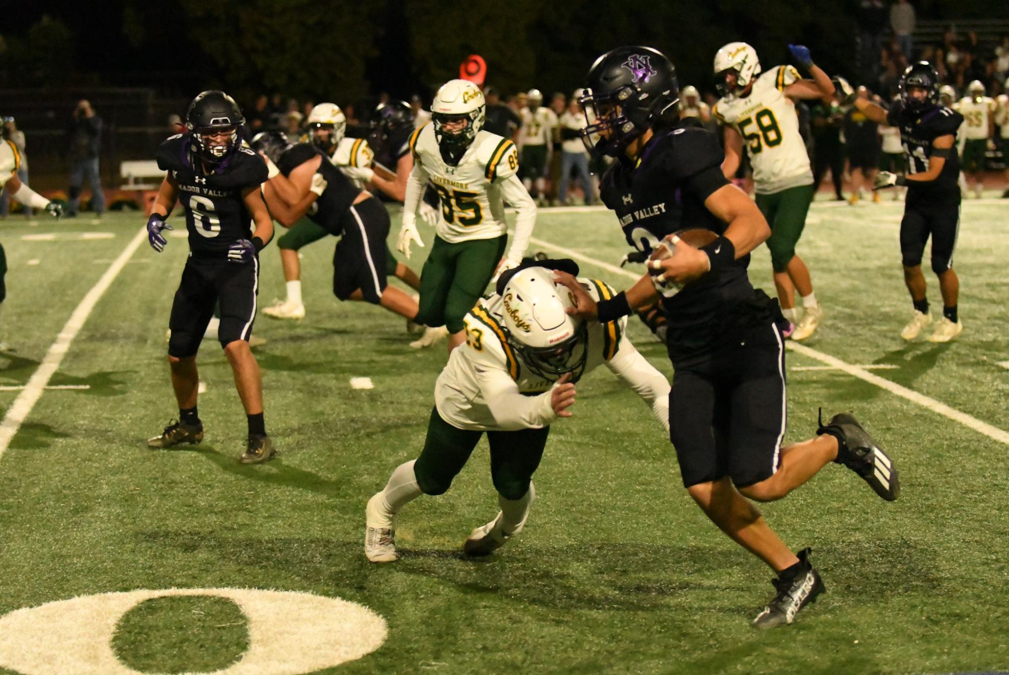 Amador+Valley+Football+defeats+Livermore+High+42-7+to+continue+winning+streak