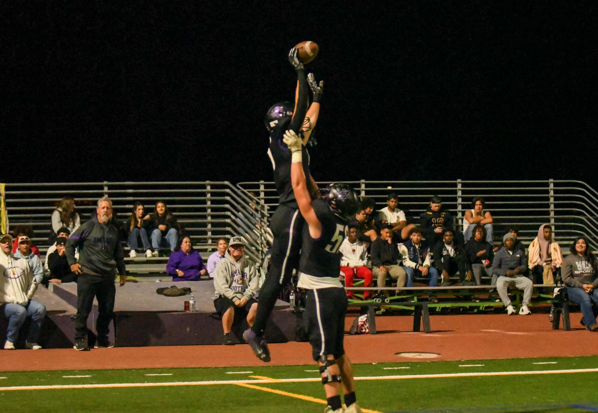 Amador+Valley+Football+defeats+Livermore+High+42-7+to+continue+winning+streak