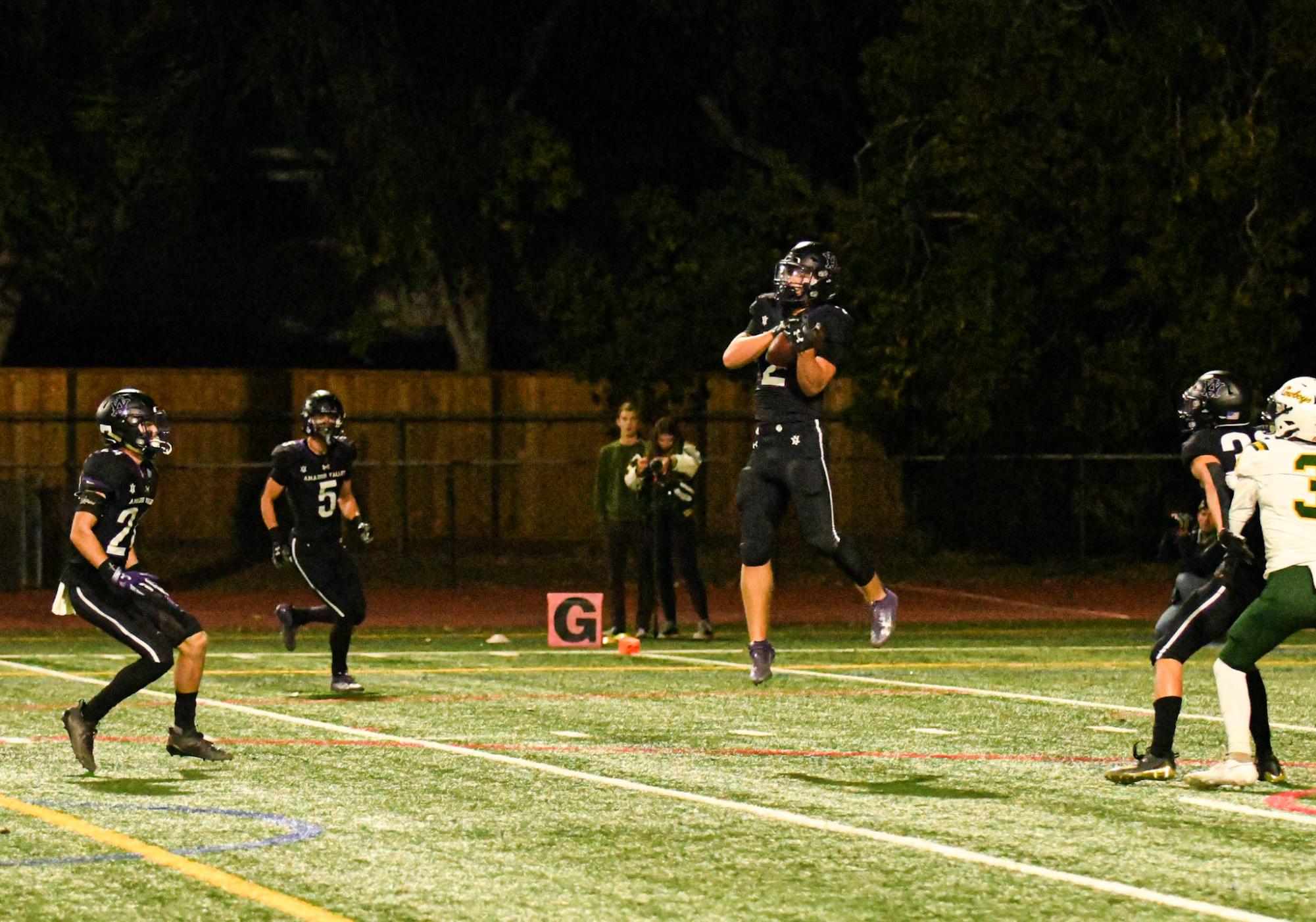 Amador Valley Football defeats Livermore High 42-7 to continue winning streak