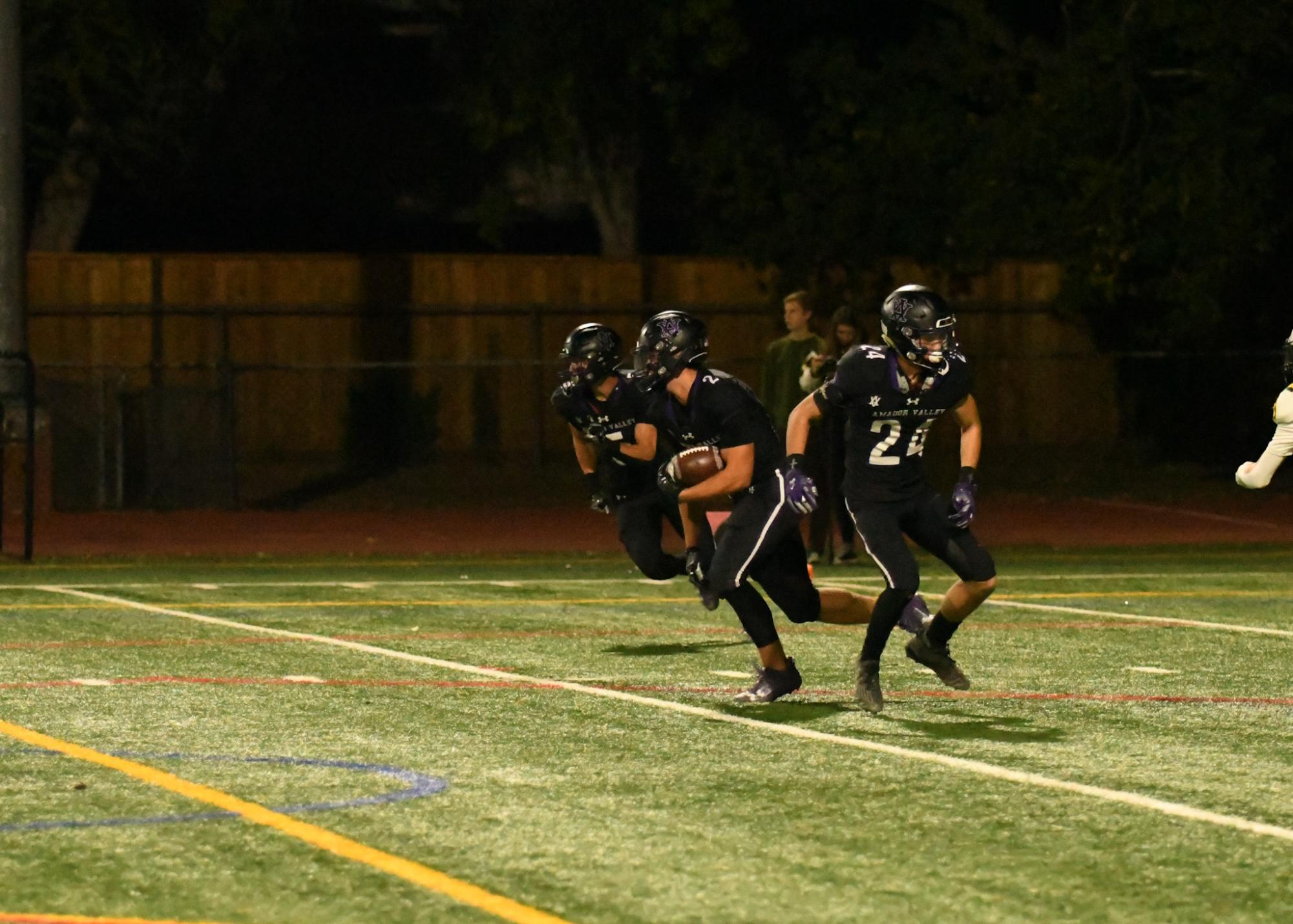 Amador Valley Football defeats Livermore High 42-7 to continue winning streak