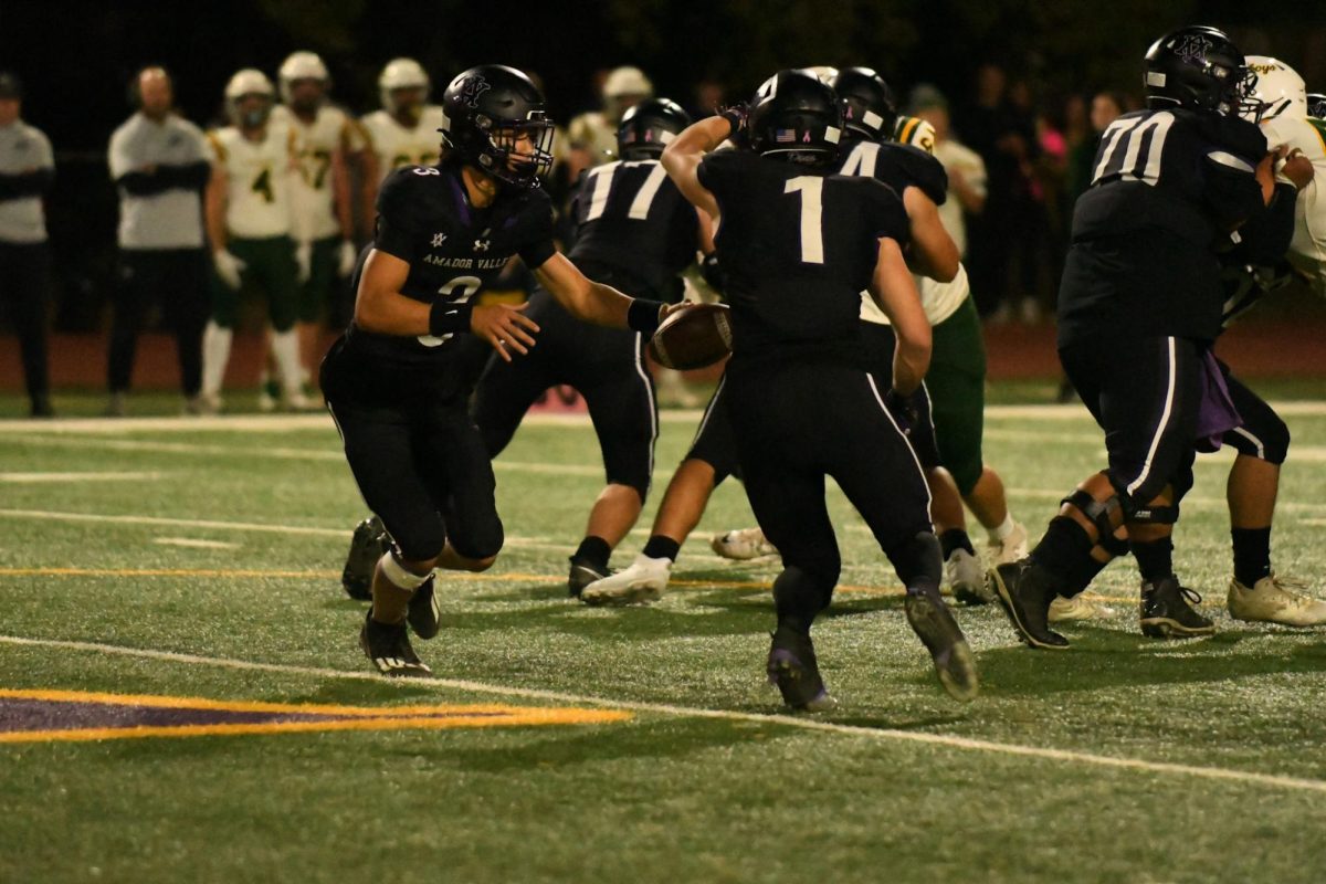 Tristan Tia (25) fakes a handoff to Jake Goldsworthy (24).