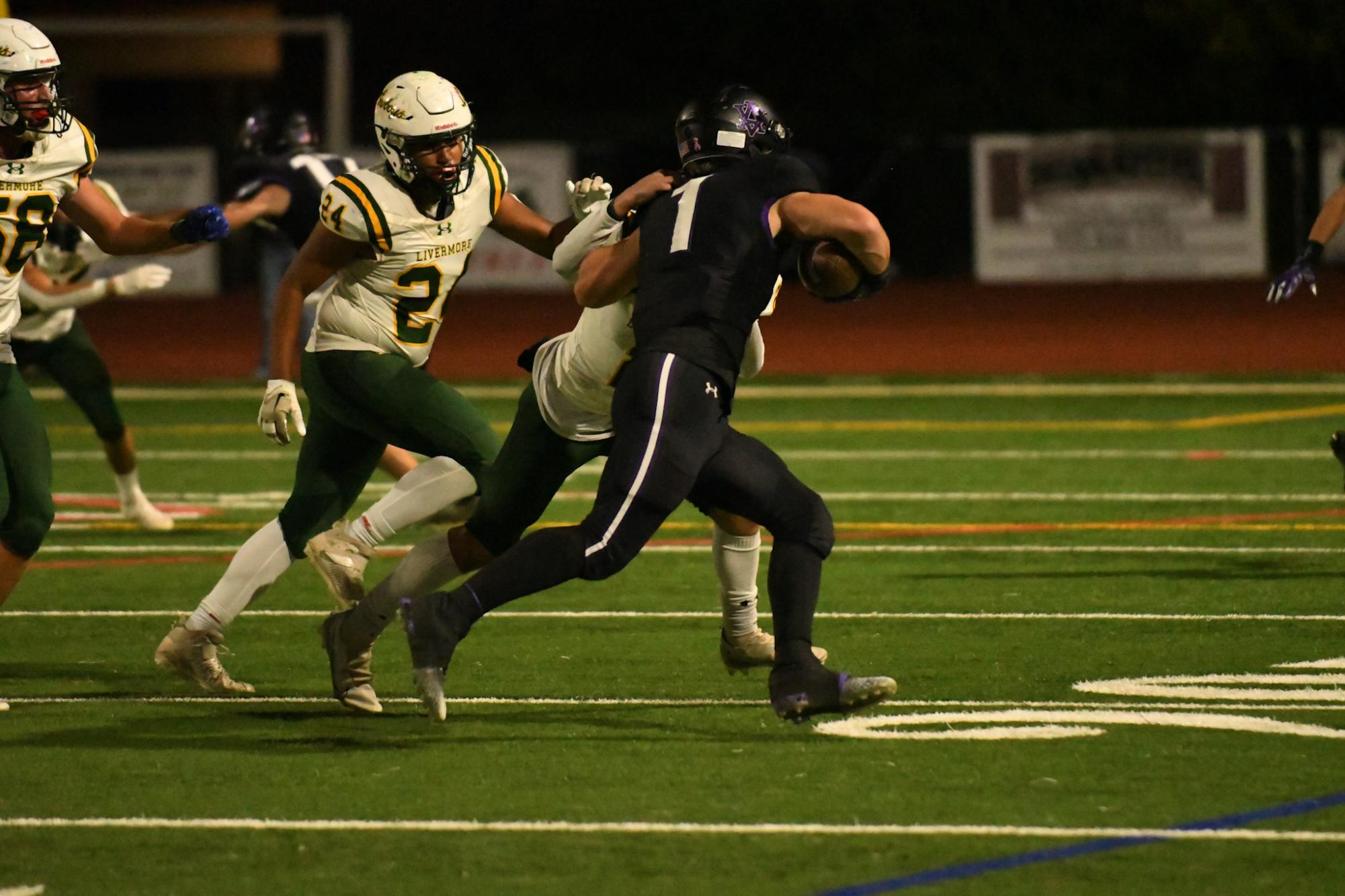 Amador Valley Football defeats Livermore High 42-7 to continue winning streak