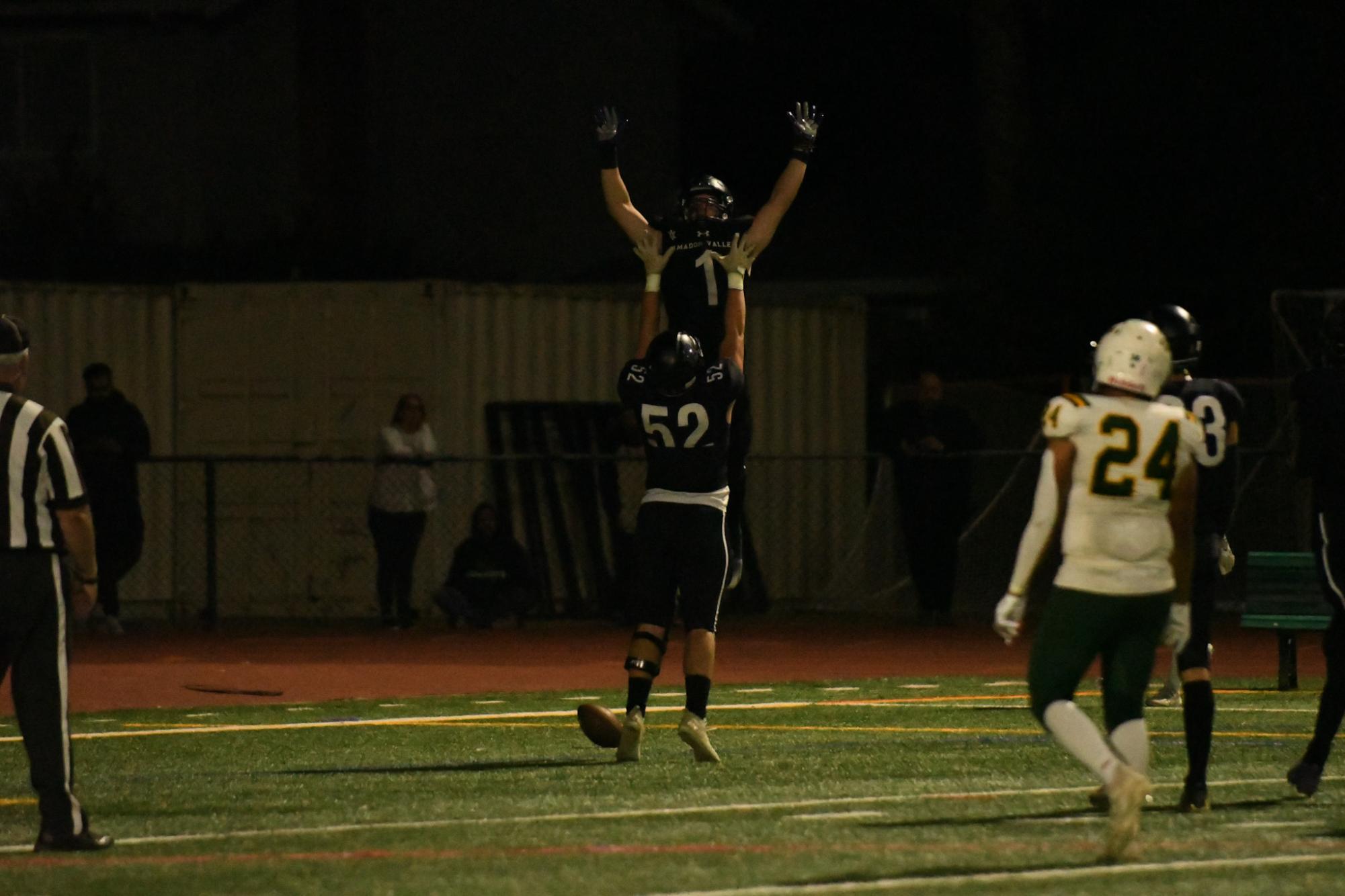 Amador Valley Football defeats Livermore High 42-7 to continue winning streak