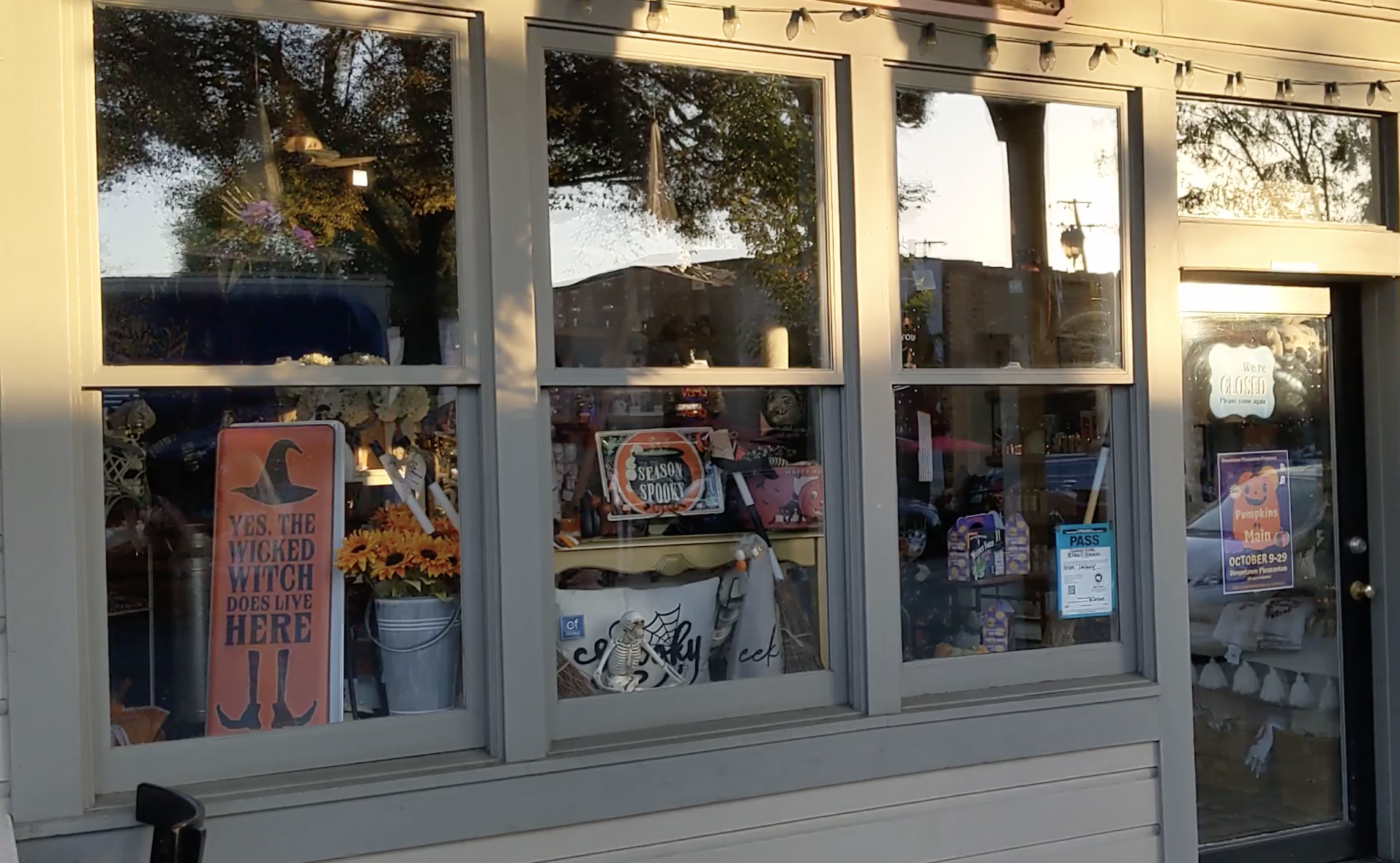 Spooky+storefronts%3A+Downtown+businesses+embrace+Halloween+spirit