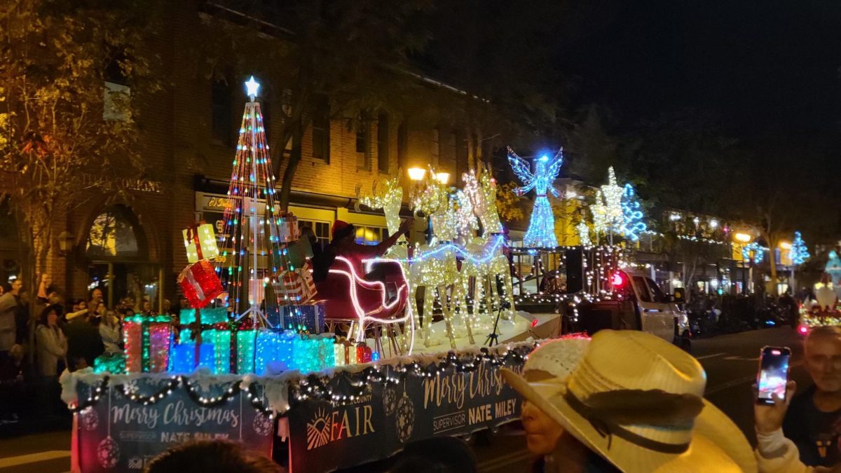 A float with Santa Claus and the reindeers drove slowly down Mainstreet. 