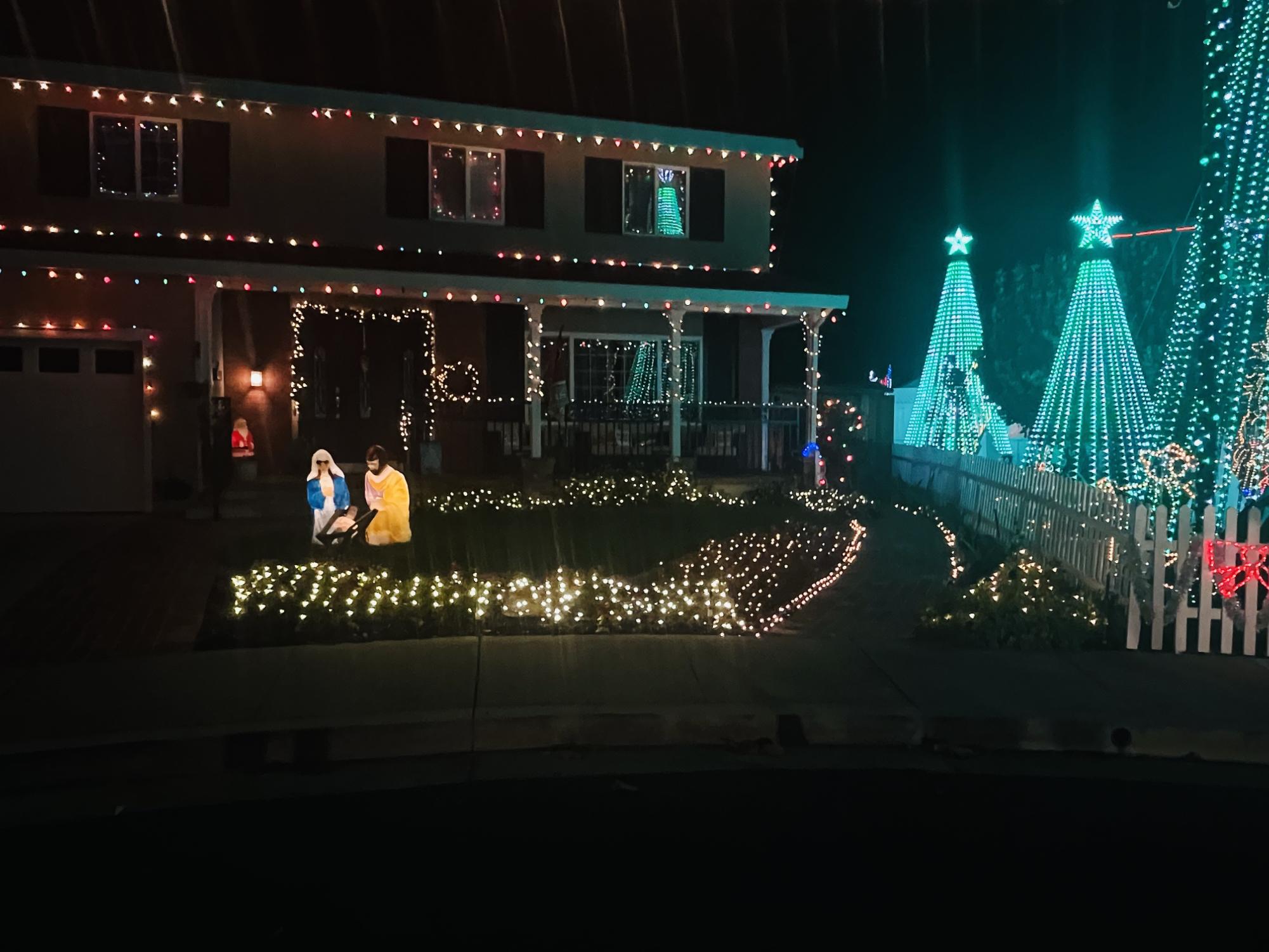 Sightseeing the town: Christmas lights around Pleasanton