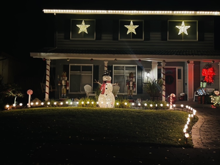 Sightseeing the town: Christmas lights around Pleasanton