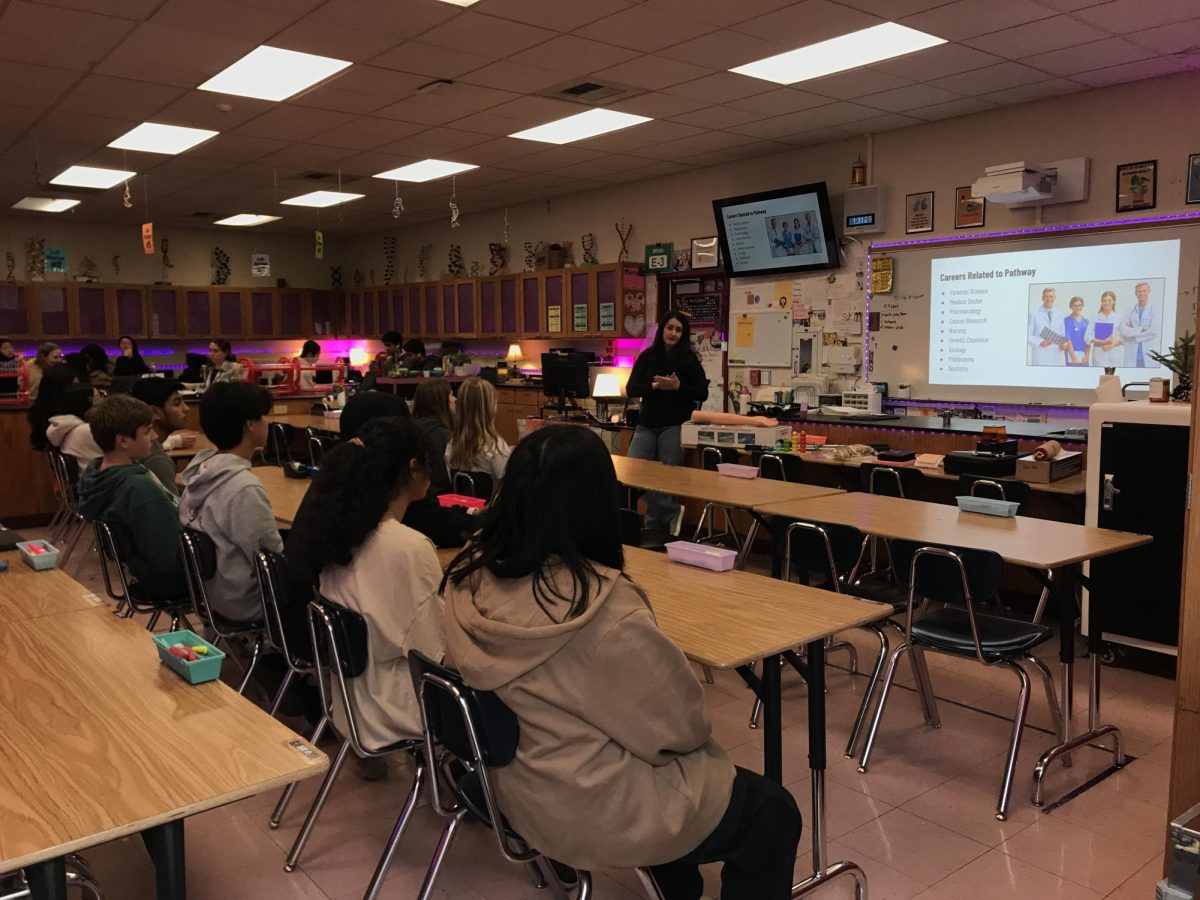 Biomed teacher Maria White speaks to freshmen about her class curriculum and what careers students could go into after taking her class.