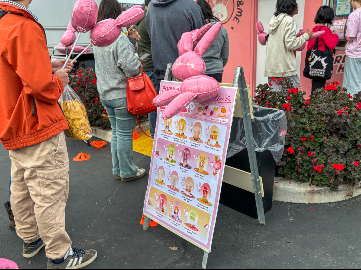 Ume Teas grand opening was hectic, with irresistible $3 promo drinks and a very long line of boba enthusiasts on feet, and in cars. 