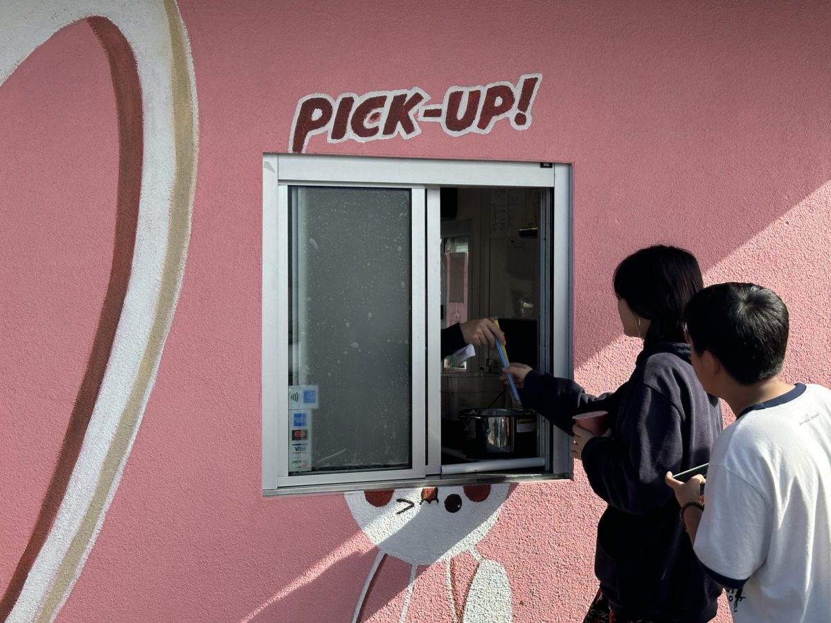 Customers line up at Umes pick-up window, which is accessible for walk up or drive-thru.