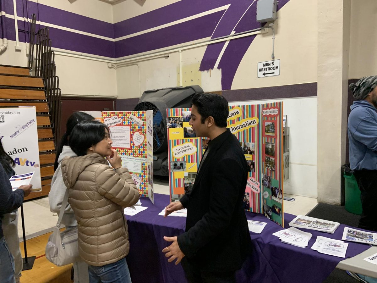 Amador Valley Journalism's Editor in Chief Zenil Koovejee ('24) talks to an interested attendee.