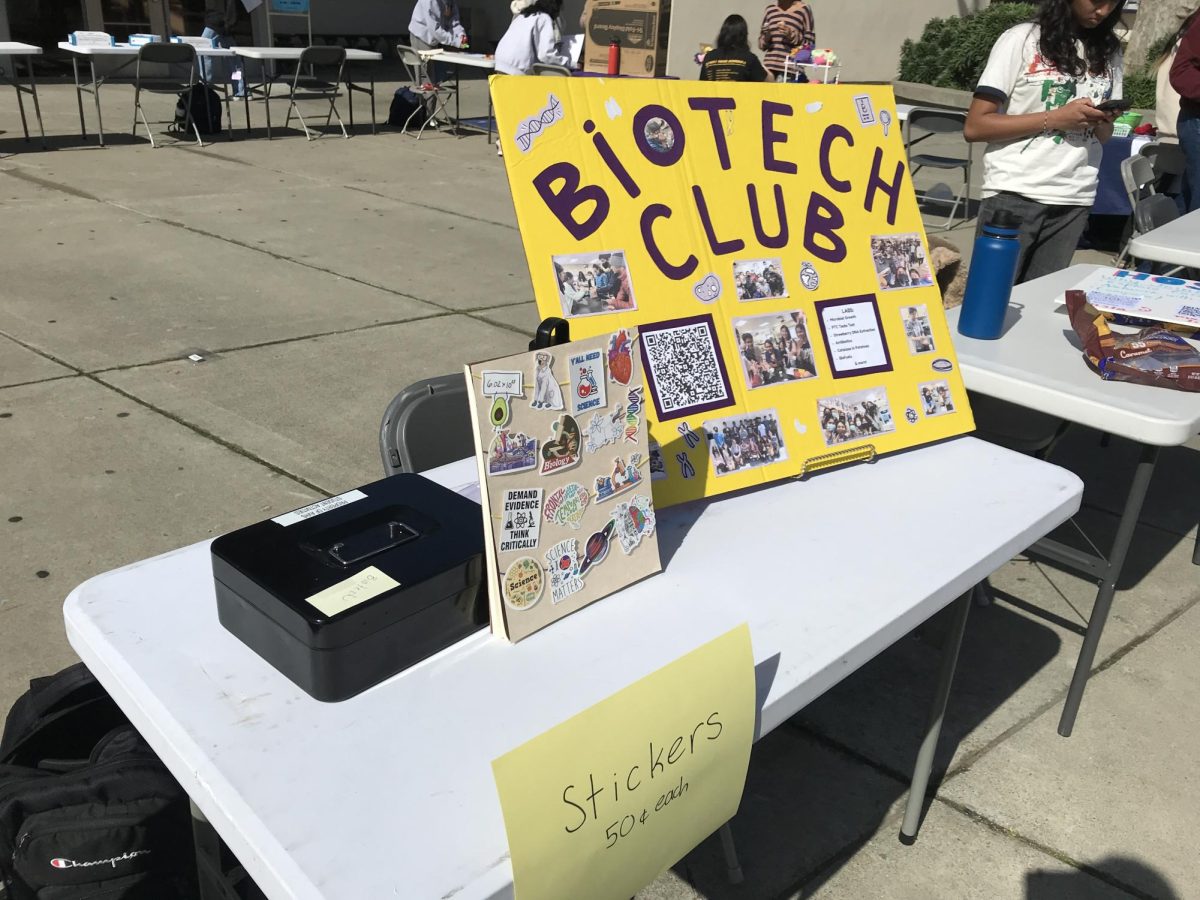 The club fair committee and participating clubs' officers arrived early to set up.