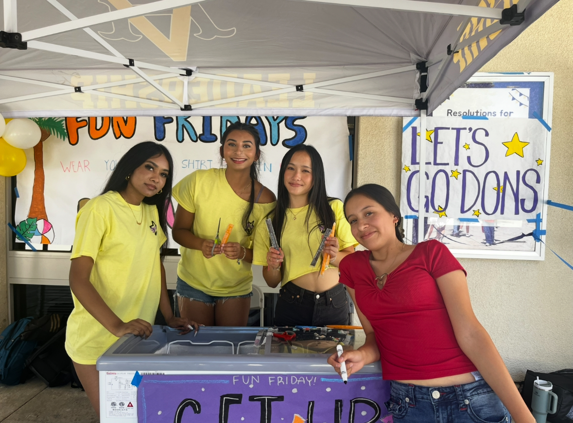 Leadership students assist in handing out Otter Pops by the Senior Cafe.